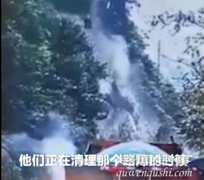 10月15日,山路上突手秒湖北宜昌有司机正行驶在山路上,突然发现前方两位大爷疯狂招手,7秒后可怕