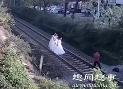 惊呆!铁轨上惊现4名穿白纱的穿白妙龄女子 民警走近一看不淡定了