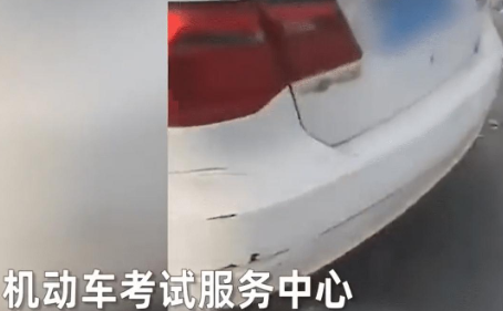 10月28日,青岛一名女司机参加科目二考试,当场被吓傻蹲地上捂着脸,监控拍下现