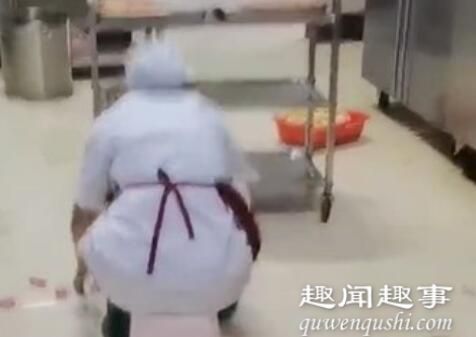 武汉一高校食堂备菜全程被拍下 现场画面曝光令人反胃实在是备菜被拍太恶心(视频)