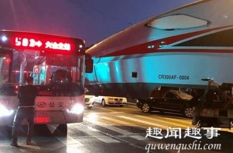 11月7日晚,南京一辆公交车与复兴号高铁相撞,高铁扎进公交车的车窗,事故原因曝