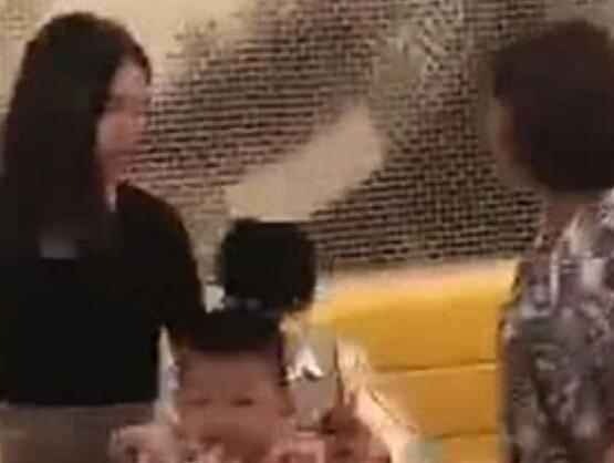 广东大妈在餐厅与带娃女子发生冲突 随后可怕瞬间被拍下