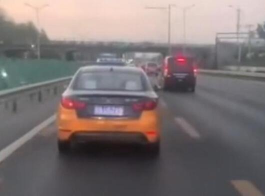北京出租车阻挡救护车任凭鸣笛也不让行 视频曝光交警回应了