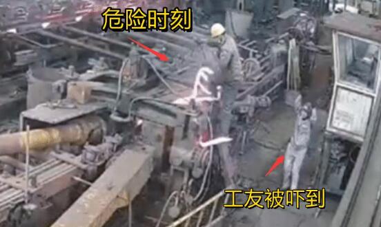 5月9日,从机江苏某炼钢厂工人正在工作,突然滚烫的钢材从机器里冒出,将他打翻在地