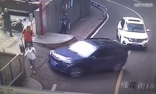 5月10日,机拐重庆一位宝马车女司机拐弯时差点怼上路人,其中一名男子回头刚想发火,却看到