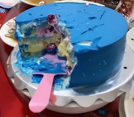 网红蛋糕吃完牙变蓝 究竟是蓝究怎么回事？