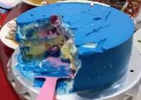 网红蛋糕吃完牙变蓝 原因竟是这样简直太气人