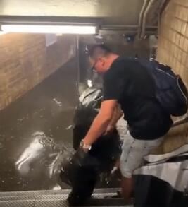 纽约暴雨 洪流猛灌地铁站到底是什么情况？