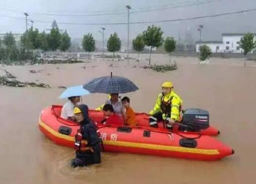 直击河南暴雨:地铁乘客泡水4小时获救 水库下游数十村庄转移