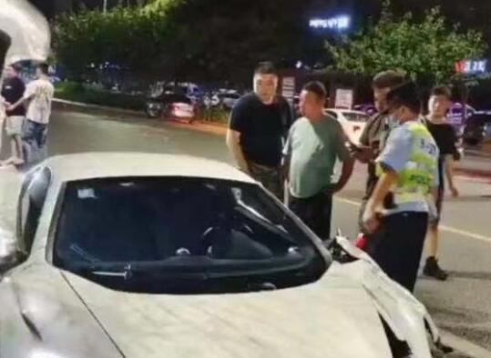 8月5日晚上,生起事故色跑速通浙江湖州长兴县发生一起交通事故,一辆白色跑车快速通过路口,女子过斑马线
