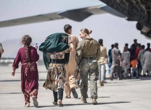 机场抱阿富汗婴儿美国女兵被炸死 背后真相实在让人惊愕
