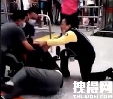 2男子深圳地铁站抽皮带抡头盔互殴 内幕曝光实在令人震惊