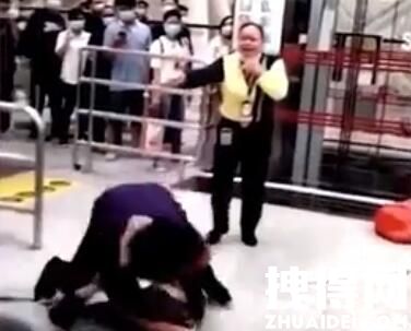 2男子深圳地铁站抽皮带抡头盔互殴 背后真相实在让人惊愕