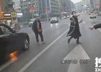 两名老人冲上马路逼停公交原因暖心 究竟是怎么回事？