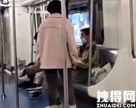 深圳回应老外地铁内褪下口罩踩扶手 背后真相实在让人惊愕