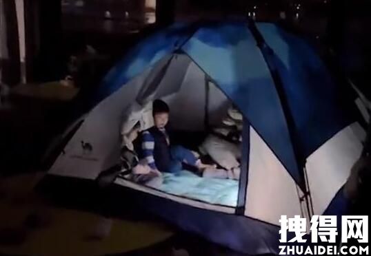 上海一家庭在阳台划船露营野餐 究竟是怎么回事？