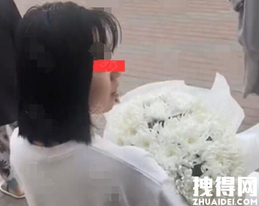 河南郑州女生清明节收到前男友送的白菊花
