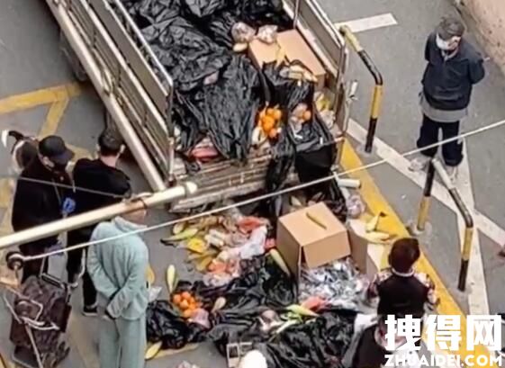 曝上海一居委会将物资佯装垃圾偷运 内幕曝光简直太意外了