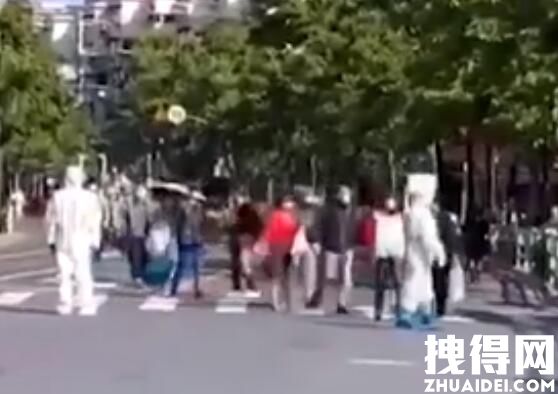 上海一小区解封居民春游式购物 内幕曝光简直太意外了