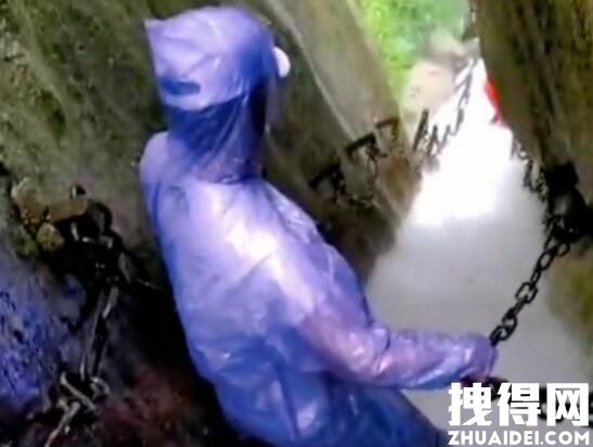 游客爬华山遇暴雨如瀑布中行走 内幕曝光简直太意外了