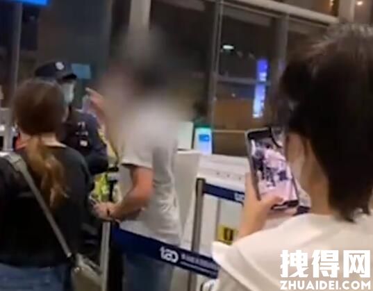 青岛机场通报外籍旅客辱骂安保 究竟是怎么回事？