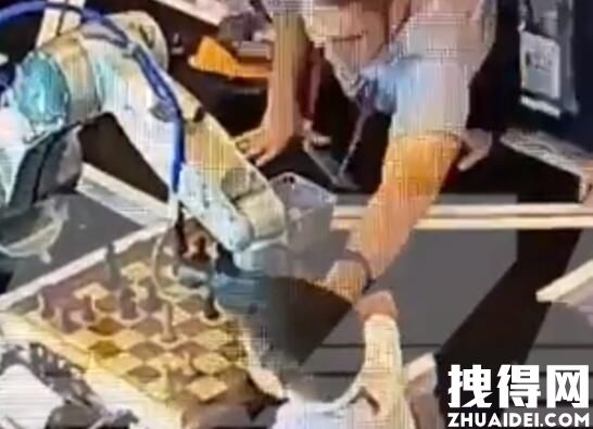 男孩因下棋犯规被机器人折断手指 内幕曝光简直太意外了