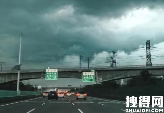 郑州城区现罕见“绿色天空” 究竟是怎么回事？