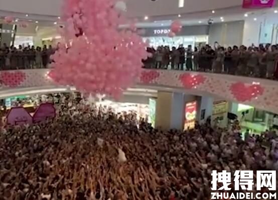 商场踩气球找钻戒活动多人被挤倒 究竟是被挤怎么回事？
