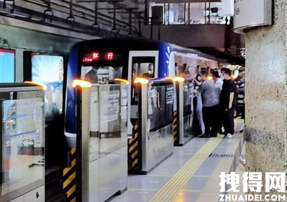北京地铁2号线翻入轨道乘客已身亡 地铁2号线恢复正常运行