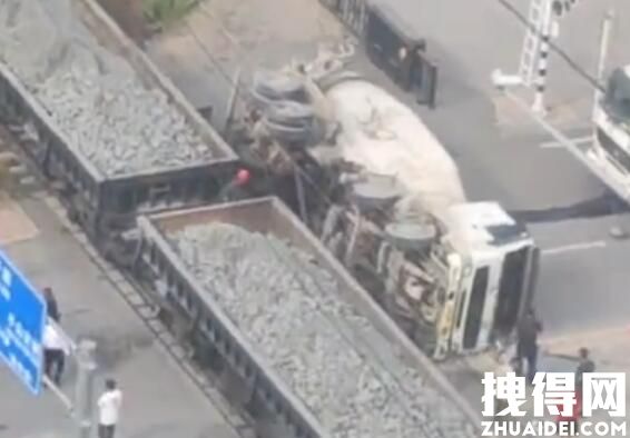 水泥罐车疑与火车抢道后相撞 究竟是怎么回事？