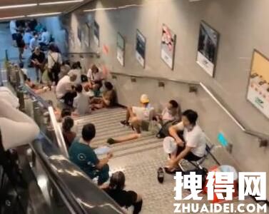 重庆高温 地铁楼梯上长满了人 究竟是怎么回事？