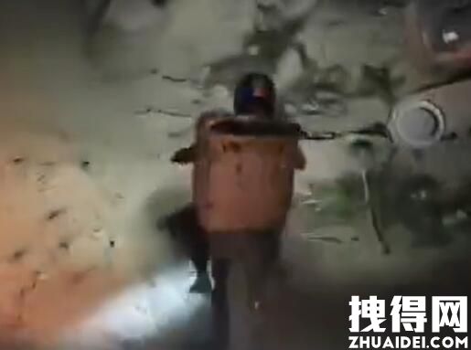 重庆小伙骑摩托硬核运送救火物资 究竟是怎么回事？