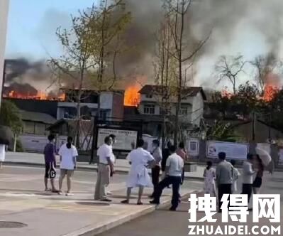 四川内江突发山火 逼近居民区 当地消防已经赶往现场灭火