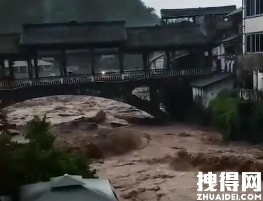 成都大邑突发山洪 水流汹涌穿过桥洞 究竟是怎么回事？
