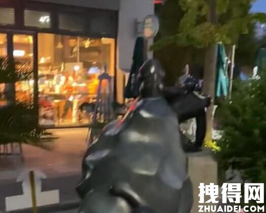 上海一商业广场雕塑被指性暗示 内幕曝光简直太意外了