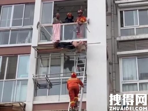 女子失足5楼掉下挂在3楼雨棚 消防员紧急救援