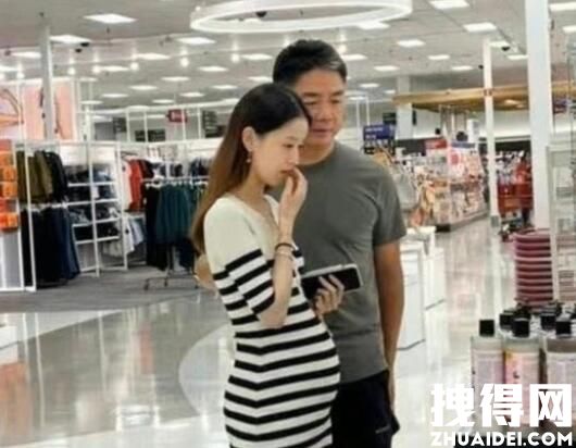 章泽天挺孕肚和刘强东逛超市 究竟是孕肚怎么回事？