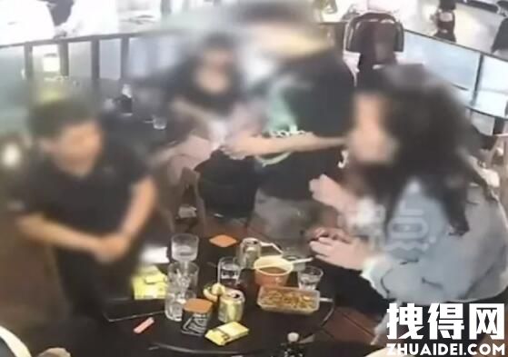 一男子酒吧调戏女孩老板2次劝阻 双方发生肢体冲突