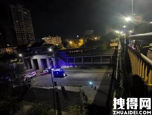六旬男子伤害1名女性后坠桥身亡 原因竟是这样已当场身亡