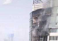 重庆一高楼起火大块碎片掉落 内幕曝光简直太意外了
