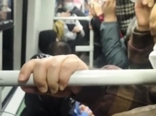 老人地铁求座被自称孕妇女子怒怼 背后真相实在让人惊愕