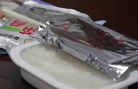 警方从自热米饭中发现3万颗毒品 背后真相实在让人惊愕