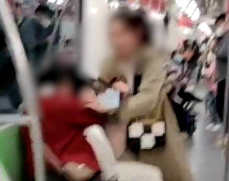 上海地铁回应2女子车厢互薅头发 背后真相实在让人惊愕