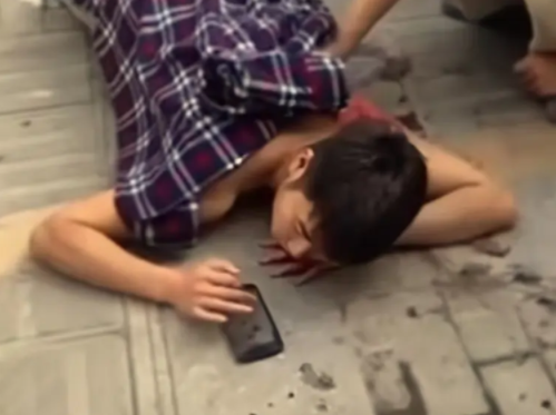 男子被捅后趴在地上淡定玩手机 内幕实在让人太可怕了