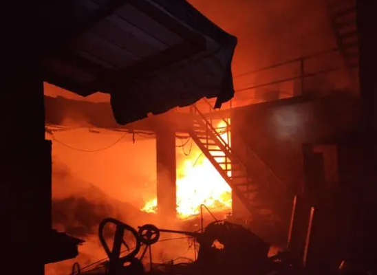 浙江致11死火灾现场:厂房熏黑变形了