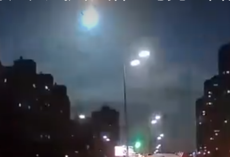 乌克兰首都上空现巨大光球 画面曝光简直太罕见了