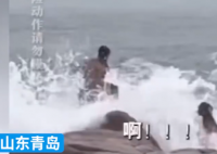 两女生海边拍照险被涨潮卷走 内幕曝光简直太意外了