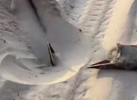 网传一沙漠景区沙下埋20厘米三角钉 背后真相实在让人惊愕