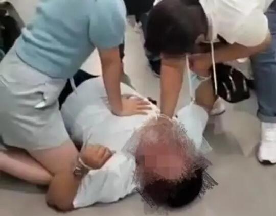下班护士跪地救人20分钟膝盖淤青 背后真相实在让人惊愕