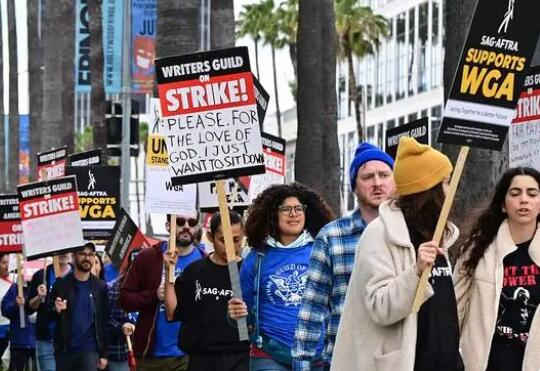 美媒:好莱坞编剧罢工损失超100亿美元 背后真相实在让人惊愕